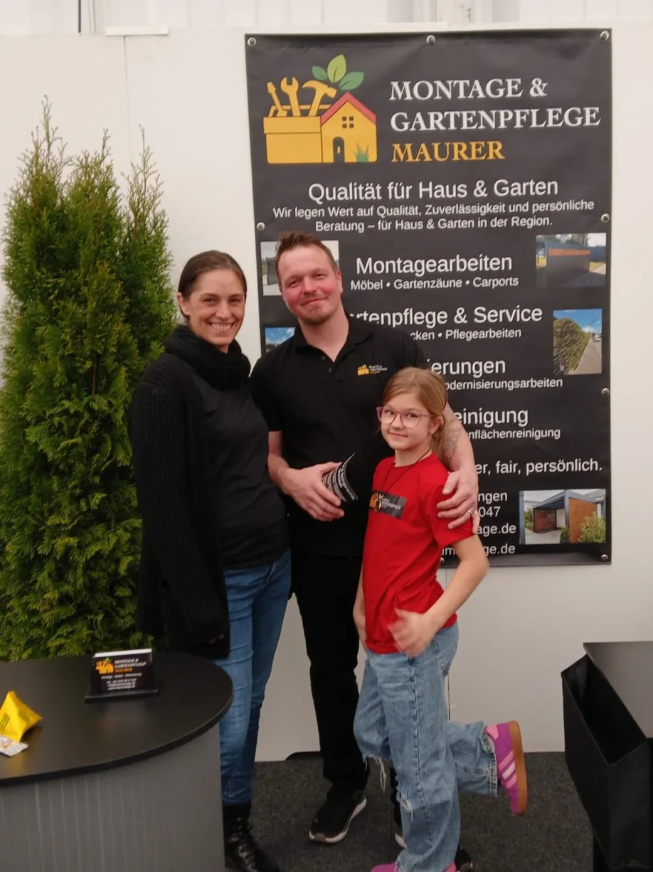 Messestand von Montage & Gartenpflege Maurer mit Firmenbanner